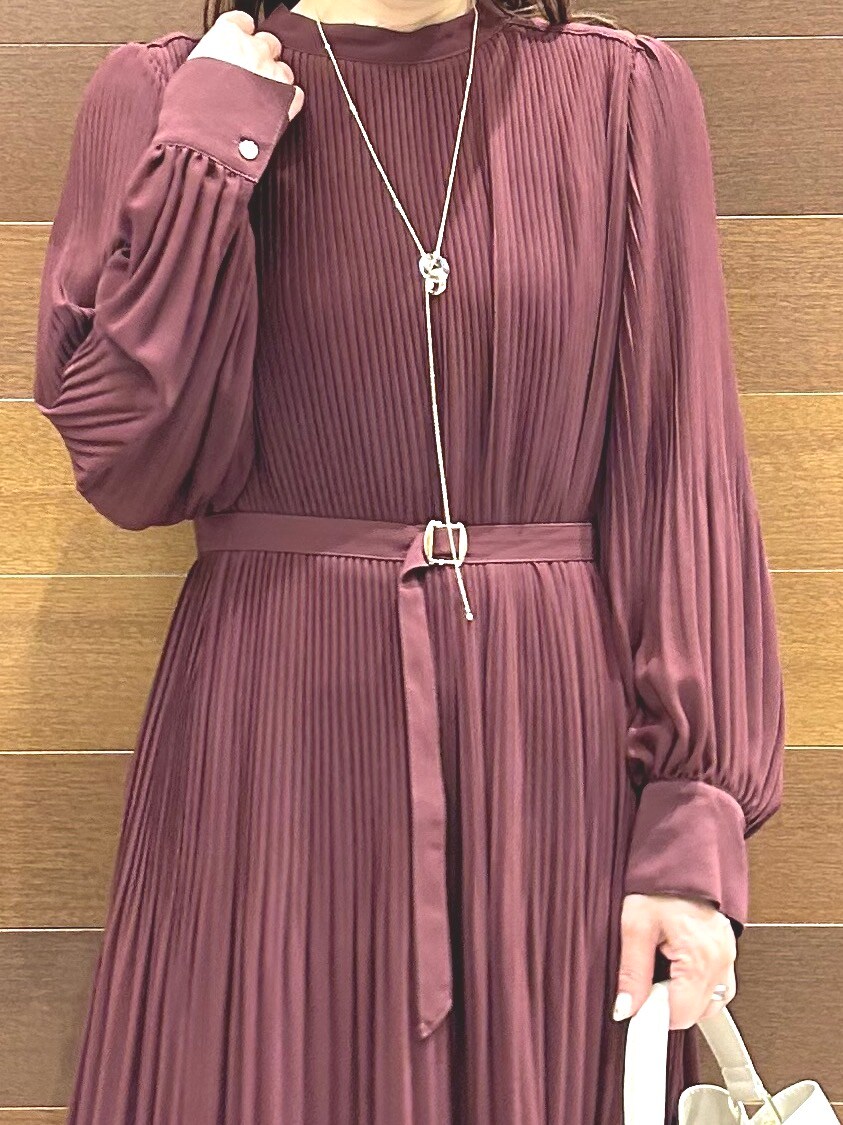 レッド系のワンピース、ホワイト系のハンドバッグ、レッド系のパンプスを着用したレディースの秋コーディネートの7枚目の写真
