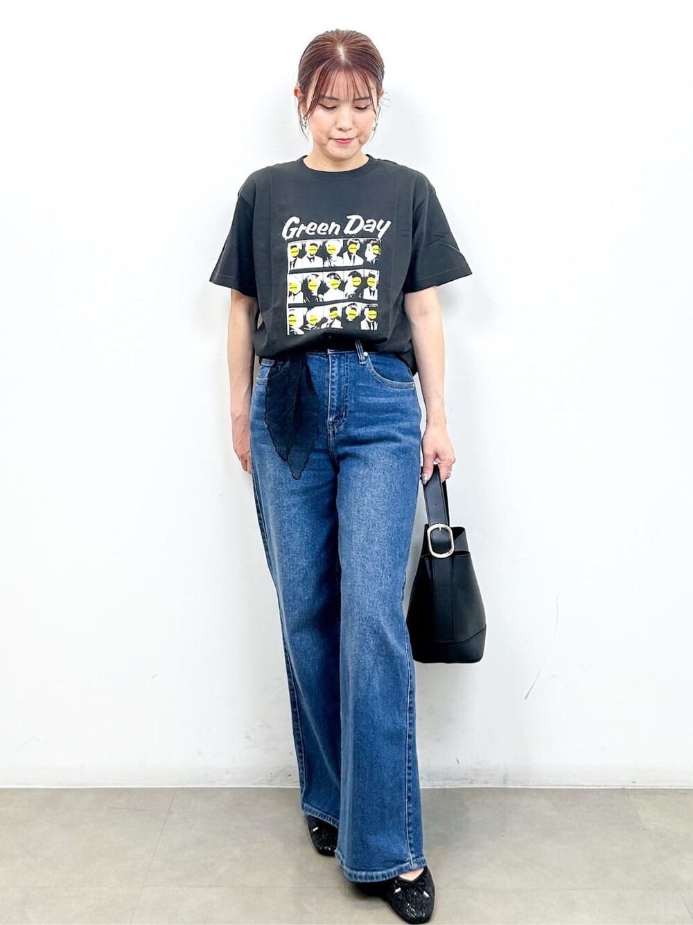 グレー系のTシャツ/カットソー、ブルー系のデニムパンツ、ブラック系のショルダーバッグを着用したレディースの秋コーディネートの6枚目の写真
