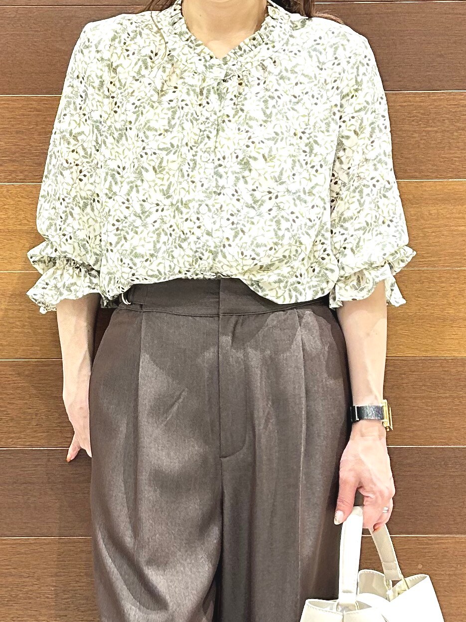 ベージュ系のシャツ/ブラウス、ブラウン系のその他パンツ、ベージュ系のトートバッグを着用したレディースの秋コーディネートの7枚目の写真