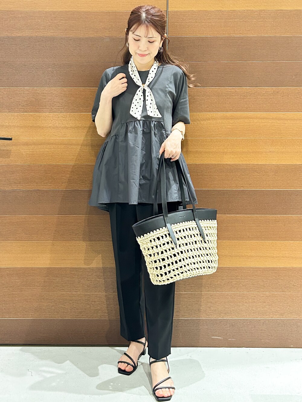 グレー系のTシャツ/カットソー、ブラック系のその他パンツ、ブラウン系のトートバッグを着用したレディースの春コーディネートの2枚目の写真