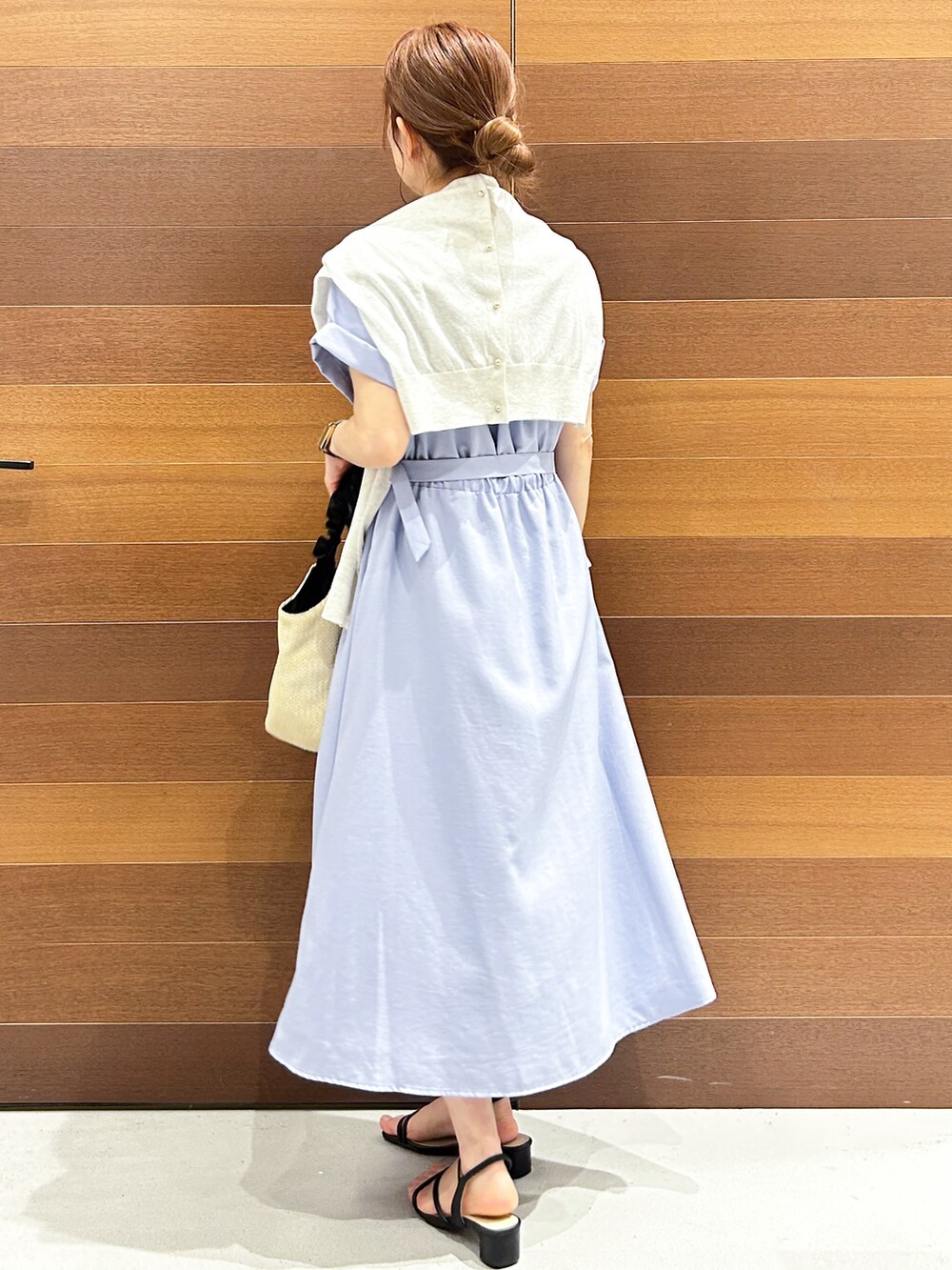 ホワイト系のカーディガン/ボレロ、ブルー系のワンピース、ブラック系のトートバッグを着用したレディースの夏コーディネートの4枚目の写真