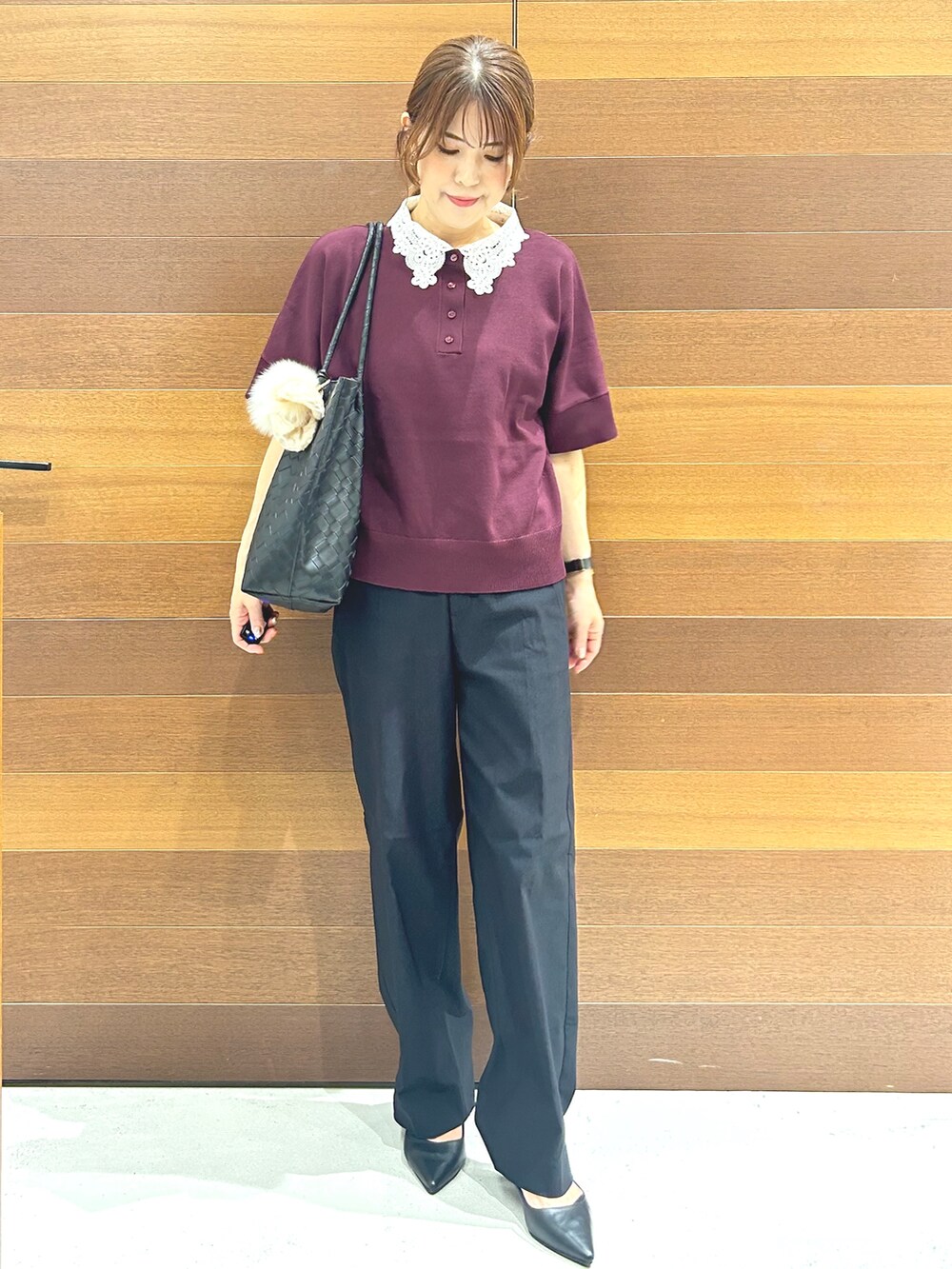 レッド系のニット/セーター、ブラック系のその他パンツ、ブラック系のトートバッグを着用したレディースの秋コーディネートの2枚目の写真