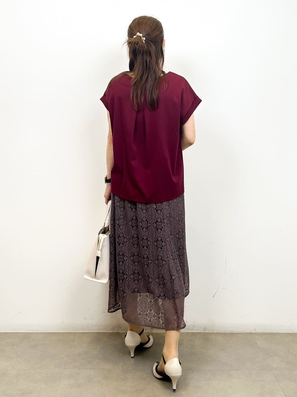 レッド系のTシャツ/カットソー、ブラウン系のスカート、ベージュ系のトートバッグを着用したレディースの夏コーディネートの4枚目の写真