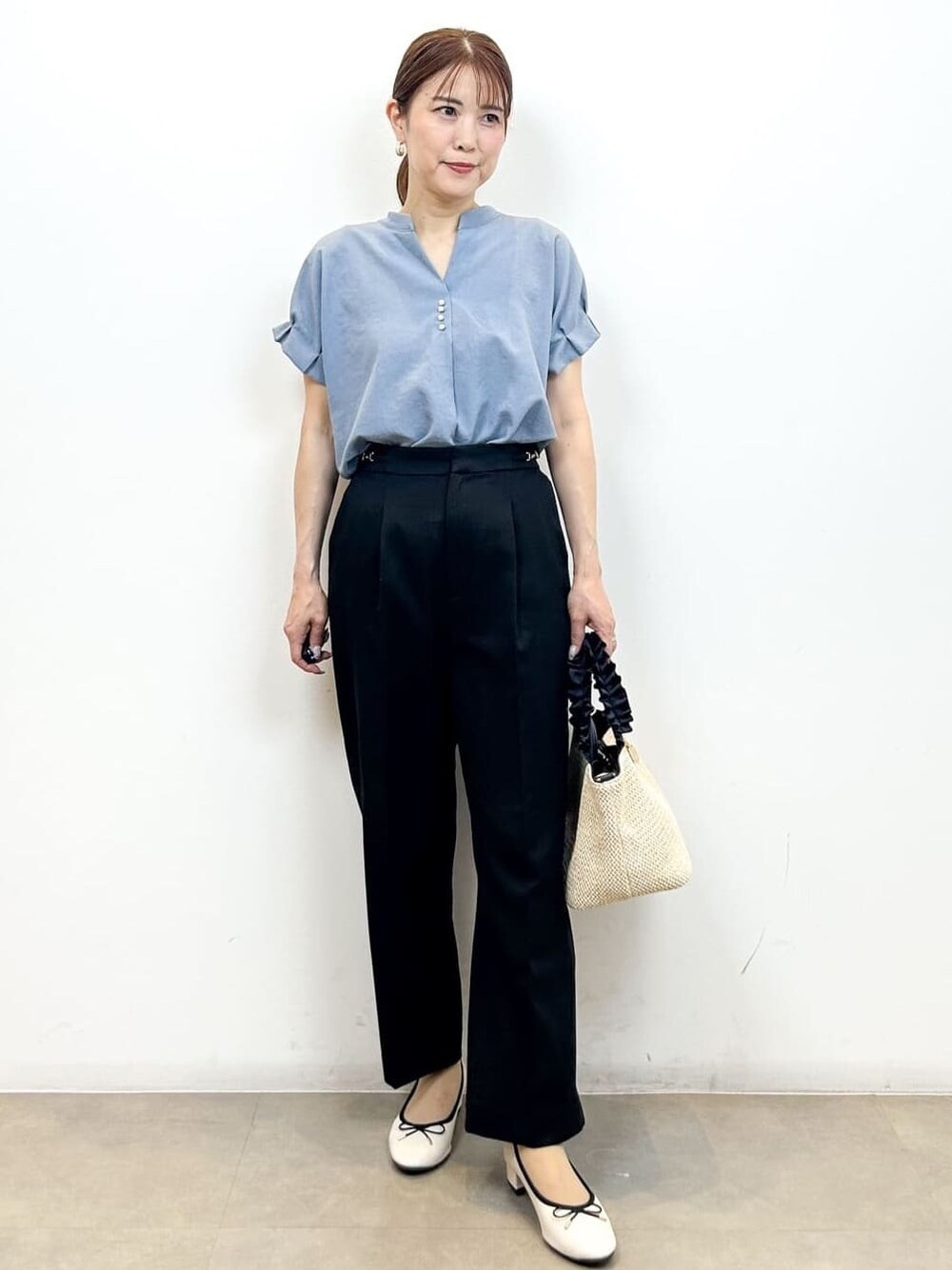 ブルー系のシャツ/ブラウス、ブラック系のその他パンツ、ブラック系のトートバッグを着用したレディースの夏コーディネートの3枚目の写真
