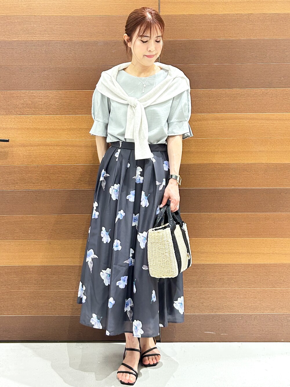 ホワイト系のカーディガン/ボレロ、グリーン系のシャツ/ブラウス、グレー系のスカートを着用したレディースの夏コーディネートの3枚目の写真
