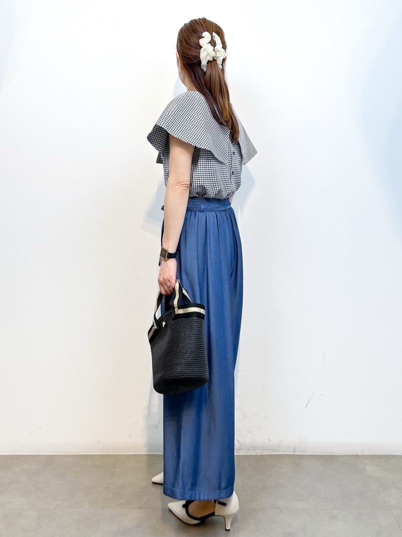 ホワイト系のシャツ/ブラウス、ブルー系のその他パンツ、ブラック系のトートバッグを着用したレディースの夏コーディネートの6枚目の写真