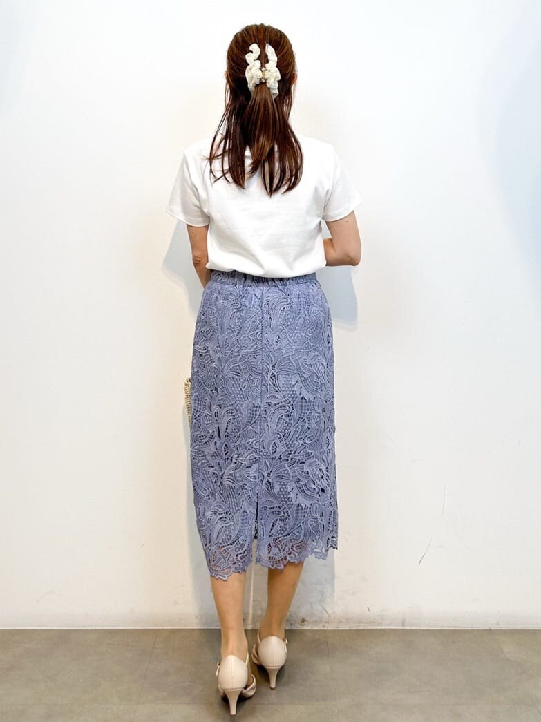 ホワイト系のTシャツ/カットソー、ブルー系のスカート、ゴールド系のショルダーバッグを着用したレディースの夏コーディネートの8枚目の写真