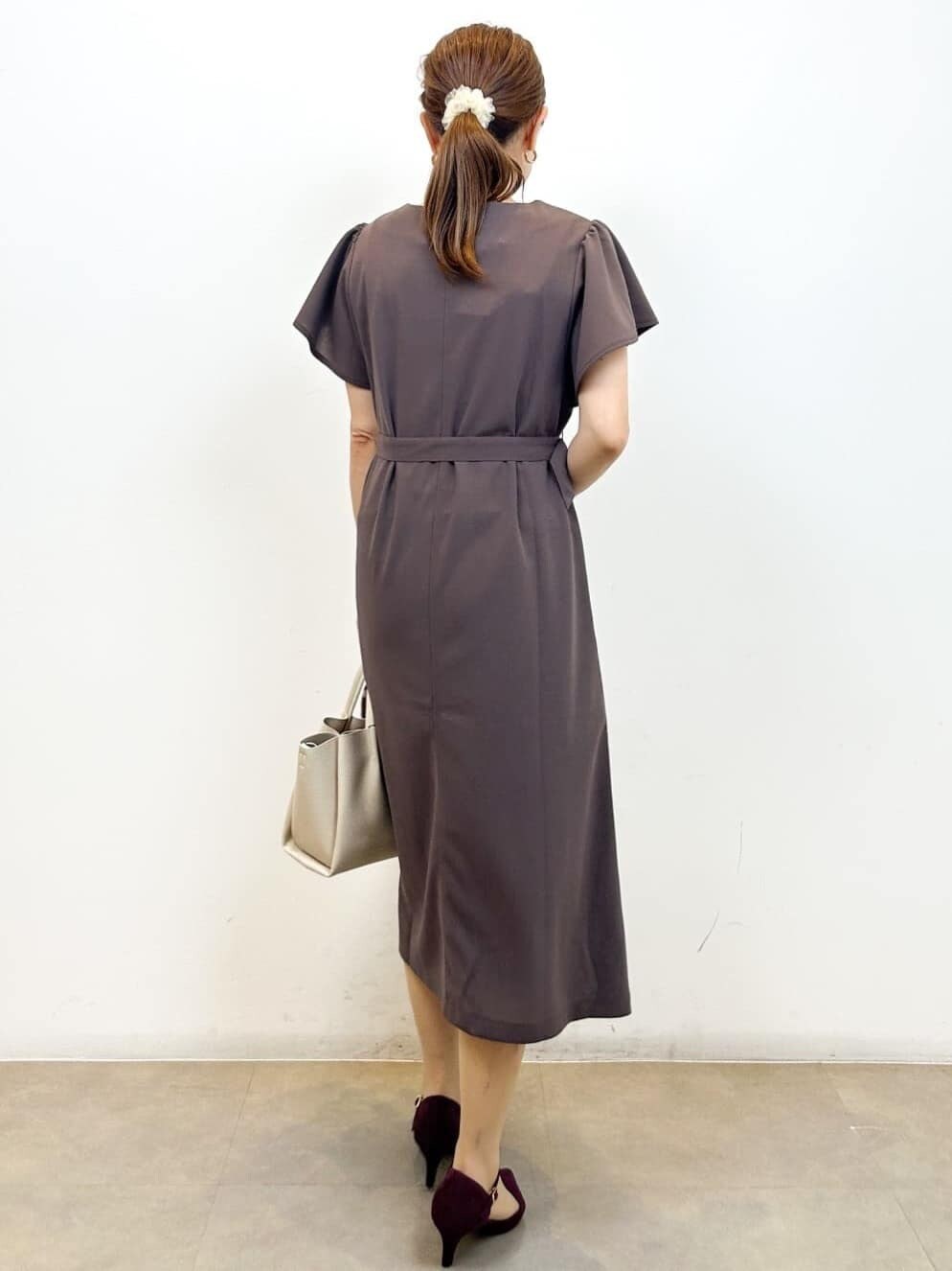ブラウン系のワンピース、レッド系のパンプス、ブラウン系のバンダナ/スカーフを着用したレディースの夏コーディネートの5枚目の写真