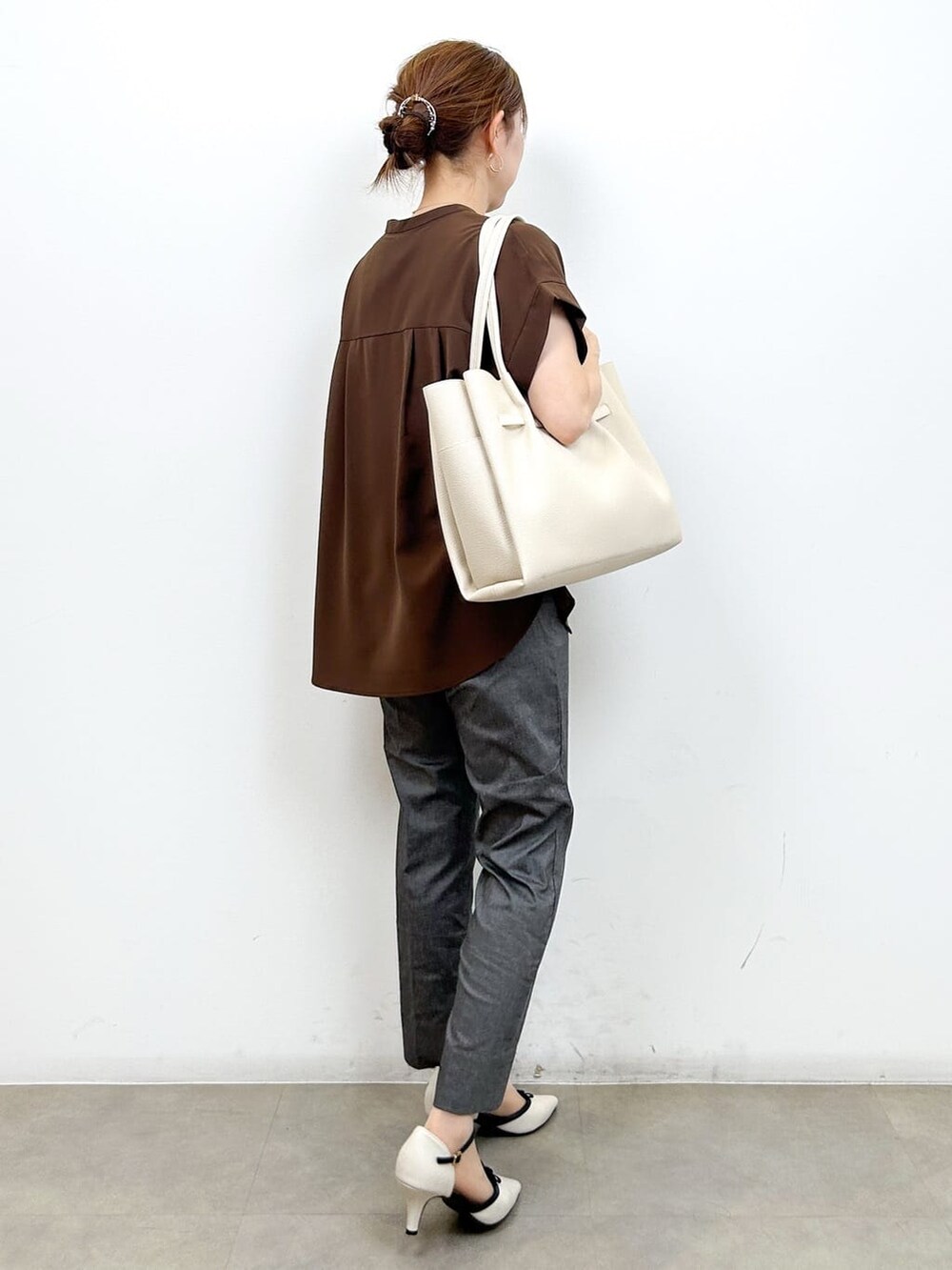ブラウン系のシャツ/ブラウス、グレー系のその他パンツ、ホワイト系のトートバッグを着用したレディースの夏コーディネートの6枚目の写真