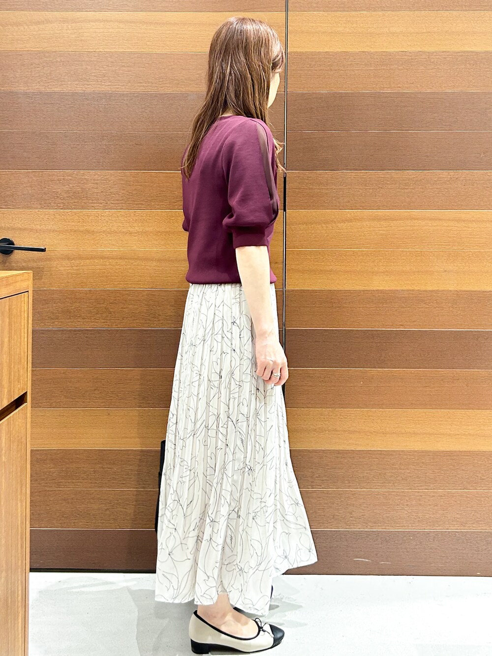 ブラック系のトートバッグ、ベージュ系のパンプスを着用したレディースの夏コーディネートの6枚目の写真