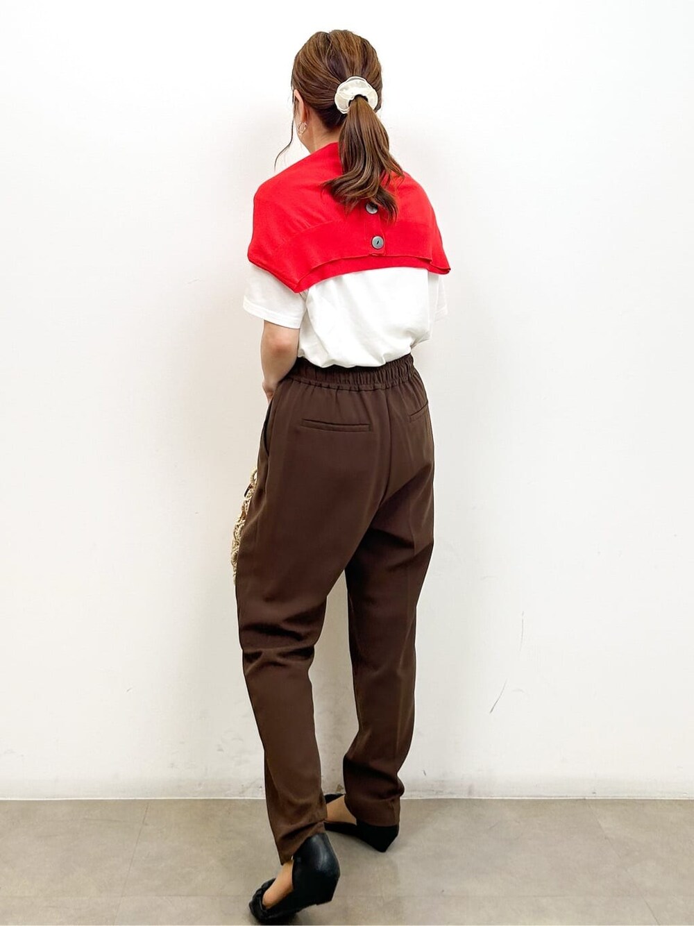 レッド系のカーディガン/ボレロ、ホワイト系のTシャツ/カットソー、ブラウン系のその他パンツを着用したレディースの夏コーディネートの6枚目の写真