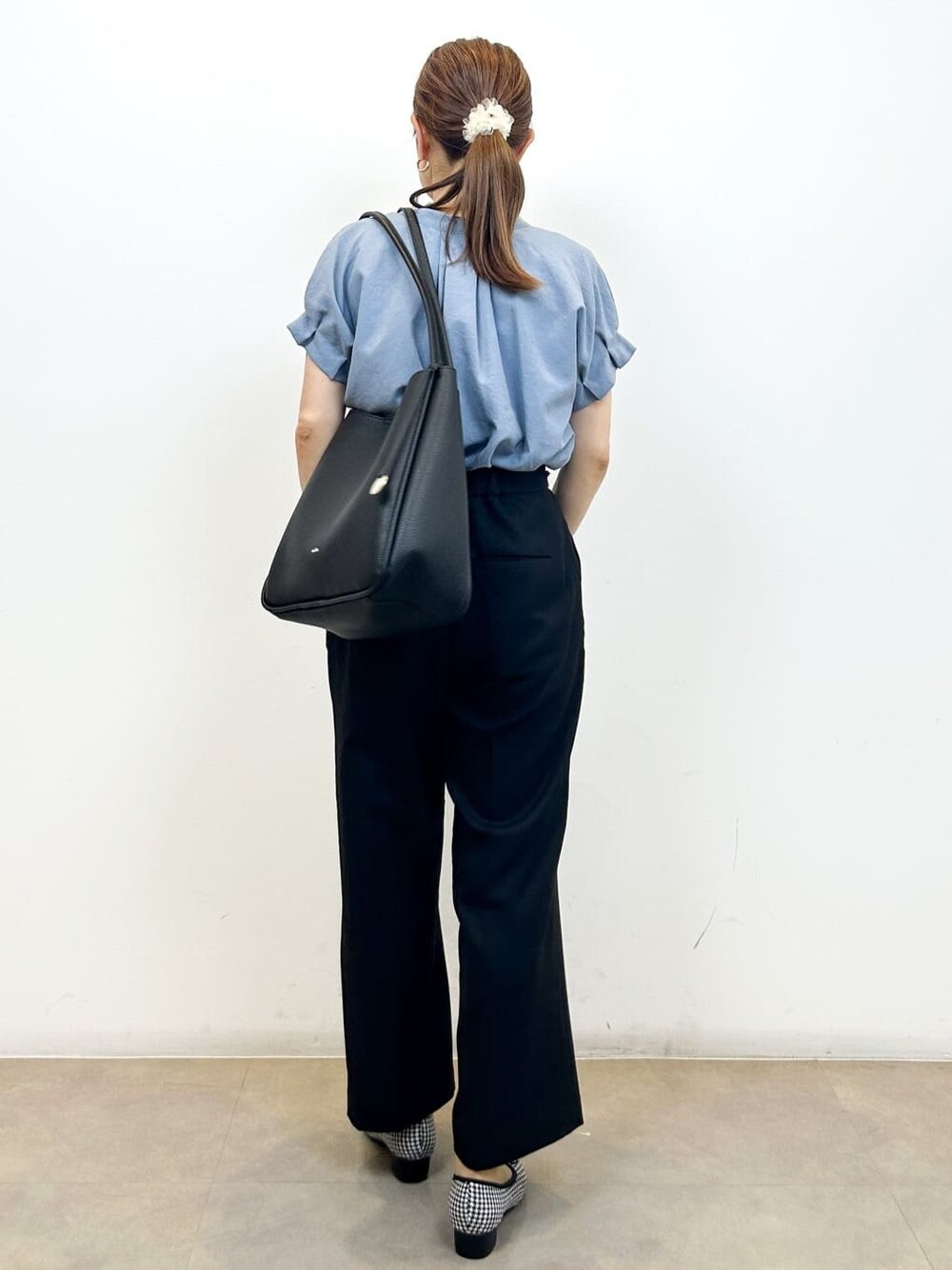 ブルー系のシャツ/ブラウス、ブラック系のその他パンツ、ブラック系のトートバッグを着用したレディースの夏コーディネートの5枚目の写真