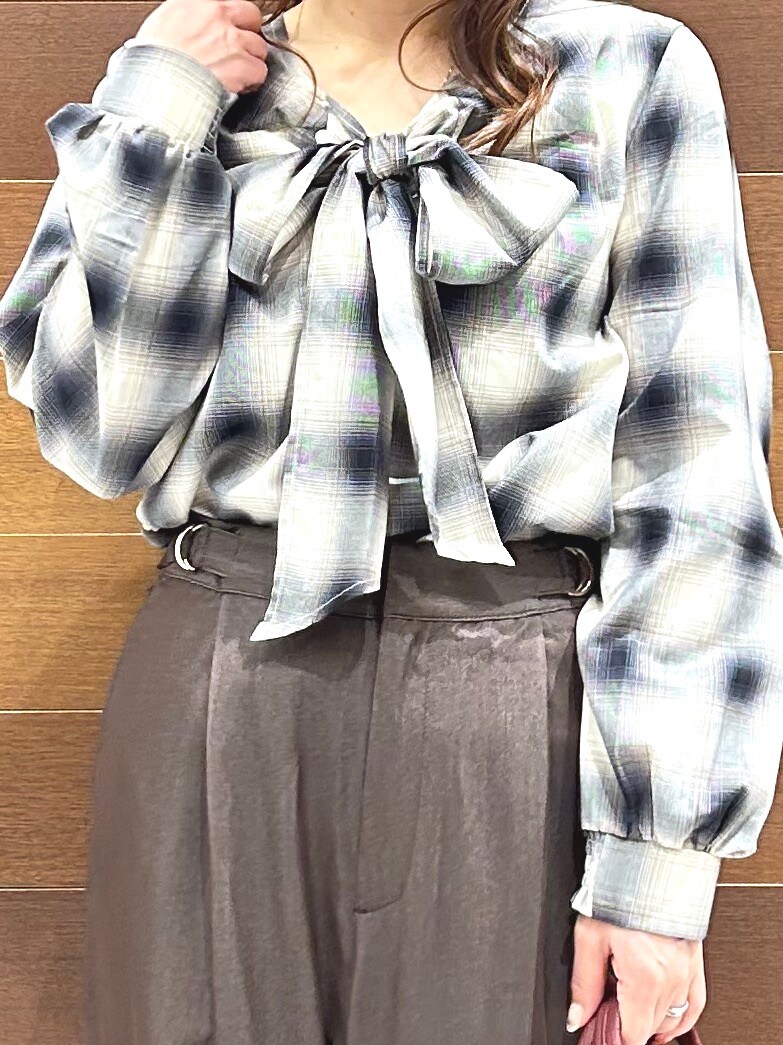 ブラウン系のシャツ/ブラウス、ブラウン系のその他パンツ、レッド系のトートバッグを着用したレディースの秋コーディネートの8枚目の写真