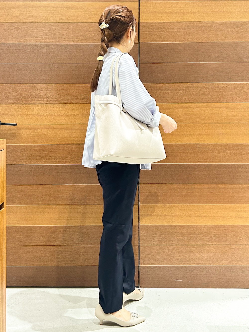ベージュ系のパンプス、ブルー系のシャツ/ブラウス、グレー系のトートバッグを着用したレディースの春コーディネートの5枚目の写真