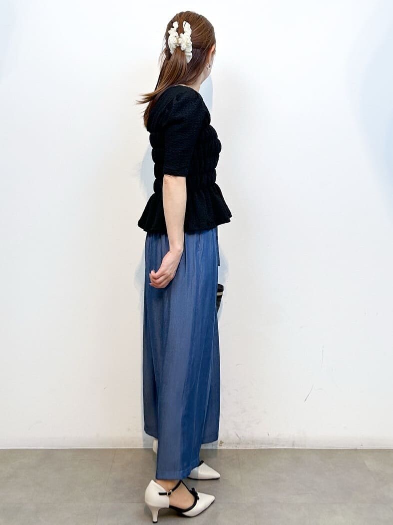 ブラック系のTシャツ/カットソー、ブルー系のその他パンツ、ブラック系のトートバッグを着用したレディースの春コーディネートの4枚目の写真