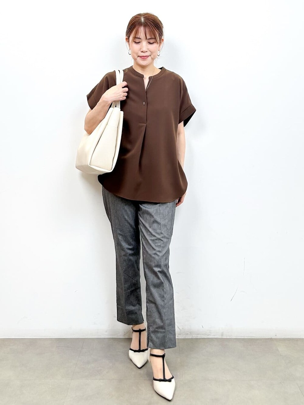 ブラウン系のシャツ/ブラウス、グレー系のその他パンツ、ホワイト系のトートバッグを着用したレディースの夏コーディネートの4枚目の写真