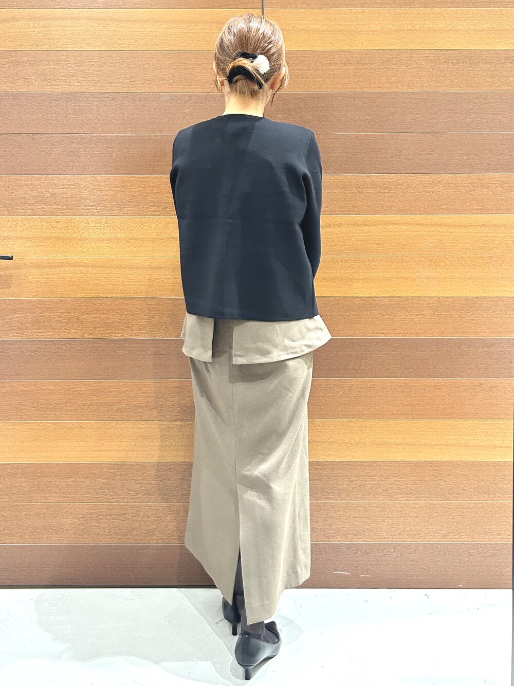ブラック系のカーディガン/ボレロ、グレー系のTシャツ/カットソー、ブラウン系のワンピースを着用したレディースの秋コーディネートの5枚目の写真