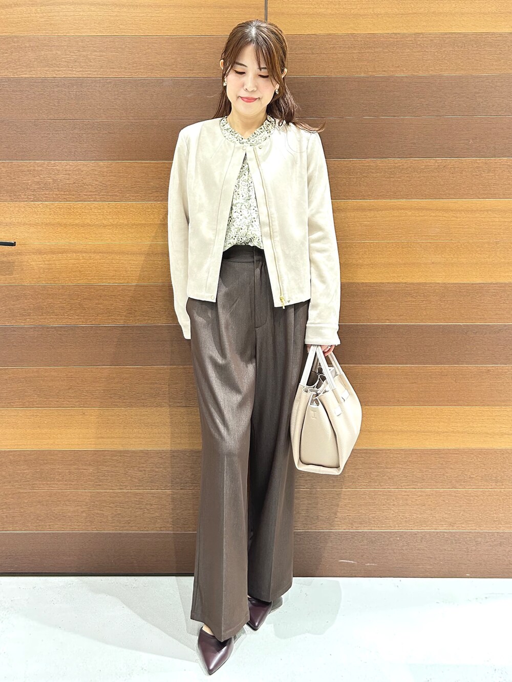 ベージュ系のブルゾン、ベージュ系のシャツ/ブラウス、ブラウン系のその他パンツを着用したレディースの秋コーディネートの2枚目の写真