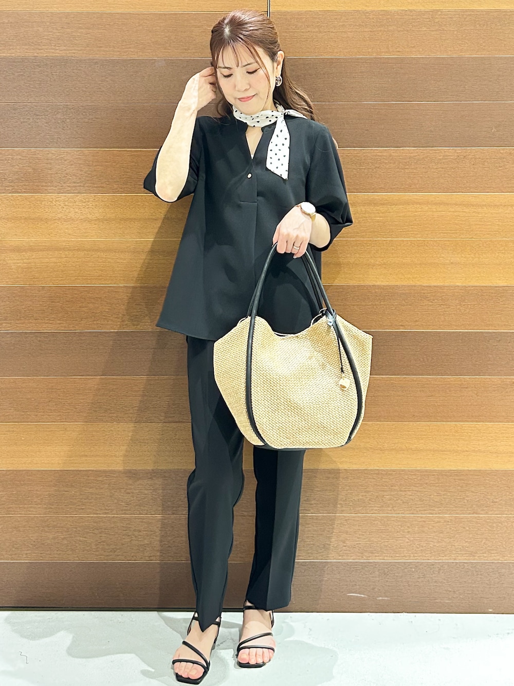 ベージュ系のカーディガン/ボレロ、ブラック系のシャツ/ブラウス、ブラック系のその他パンツを着用したレディースの春コーディネートの2枚目の写真