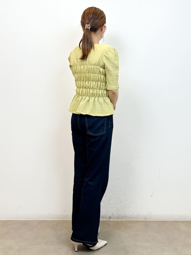 イエロー系のTシャツ/カットソー、ブルー系のその他パンツ、ブラック系のショルダーバッグを着用したレディースの春コーディネートの5枚目の写真