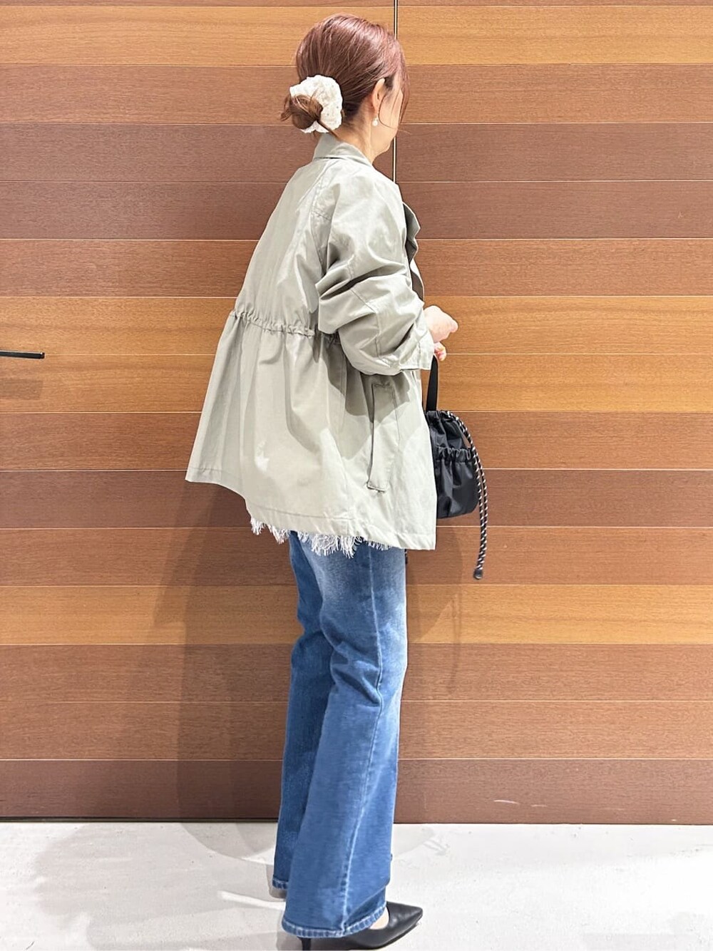 ブルー系のデニムパンツ、ブラック系のパンプス、ホワイト系のTシャツ/カットソーを着用したレディースの春コーディネートの6枚目の写真