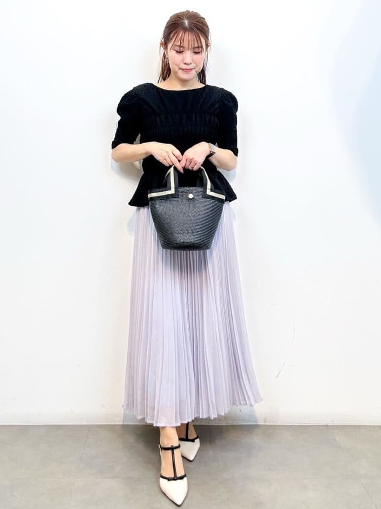 ブラック系のTシャツ/カットソー、ブラック系のトートバッグ、ホワイト系のパンプスを着用したレディースの春コーディネートの4枚目の写真