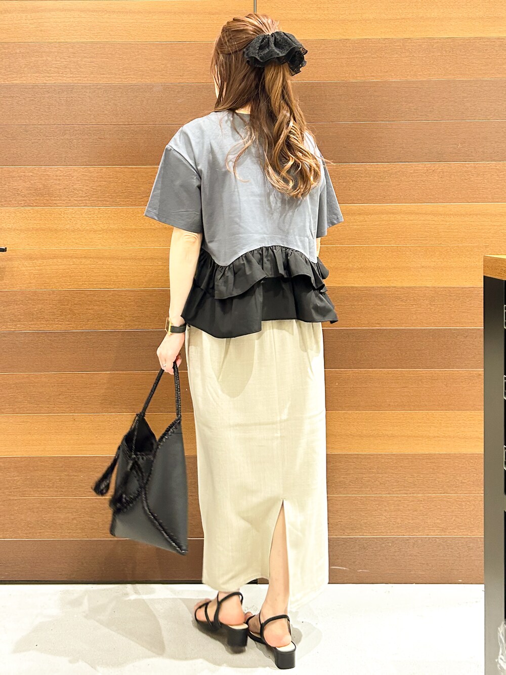 グレー系のTシャツ/カットソー、ベージュ系のスカート、ブラック系のハンドバッグを着用したレディースの夏コーディネートの8枚目の写真