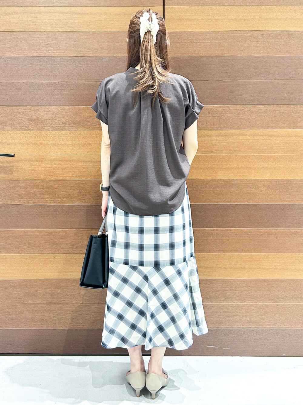 ブラウン系のシャツ/ブラウス、ホワイト系のタンクトップ、ホワイト系のスカートを着用したレディースの夏コーディネートの6枚目の写真