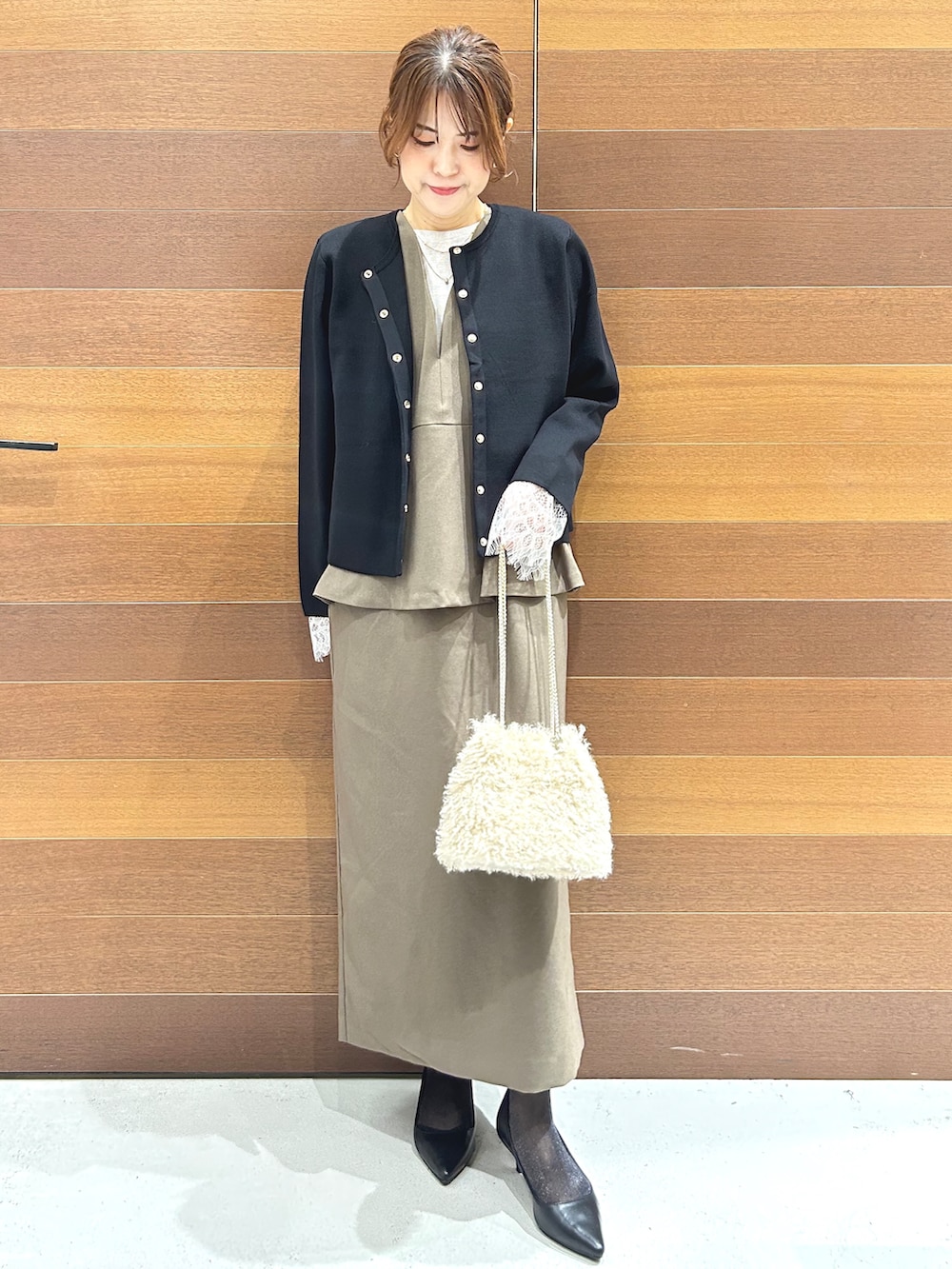 グレー系のTシャツ/カットソー、ブラウン系のワンピース、ホワイト系のショルダーバッグを着用したレディースの秋コーディネートの7枚目の写真