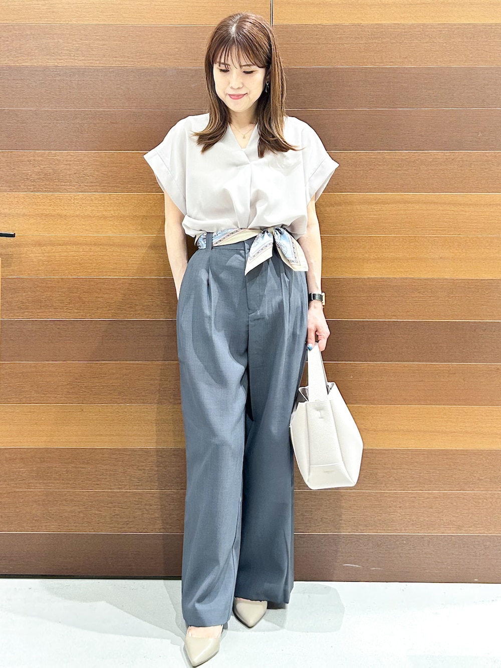 ベージュ系のシャツ/ブラウス、グレー系のその他パンツ、グレー系のトートバッグを着用したレディースの夏コーディネートの3枚目の写真