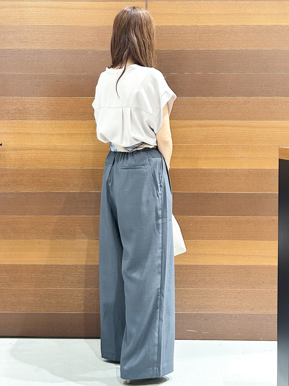 ベージュ系のシャツ/ブラウス、グレー系のその他パンツ、グレー系のトートバッグを着用したレディースの夏コーディネートの5枚目の写真