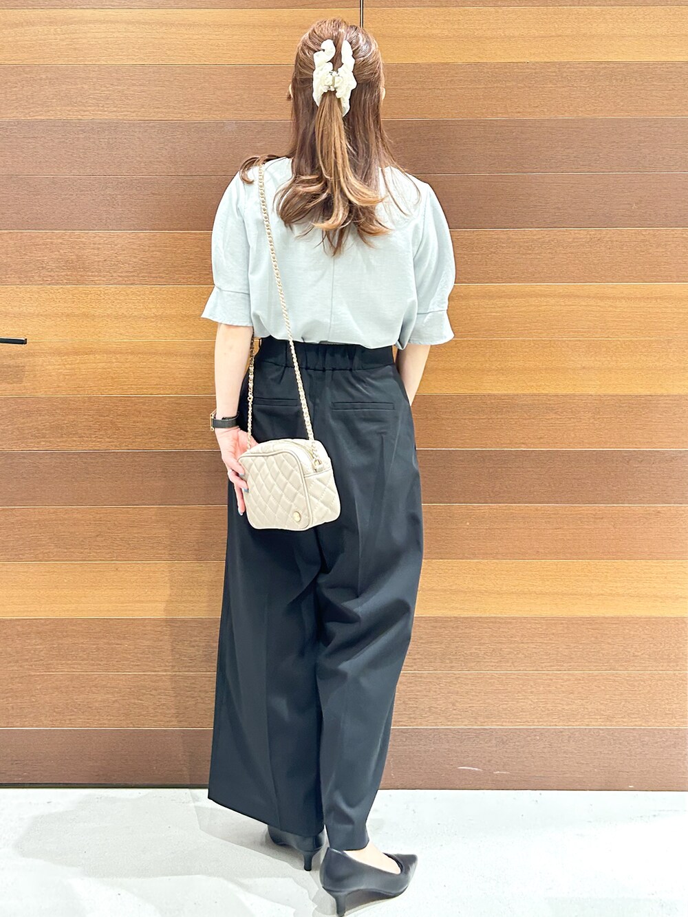 グリーン系のシャツ/ブラウス、ブラック系のその他パンツ、ベージュ系のショルダーバッグを着用したレディースの夏コーディネートの5枚目の写真
