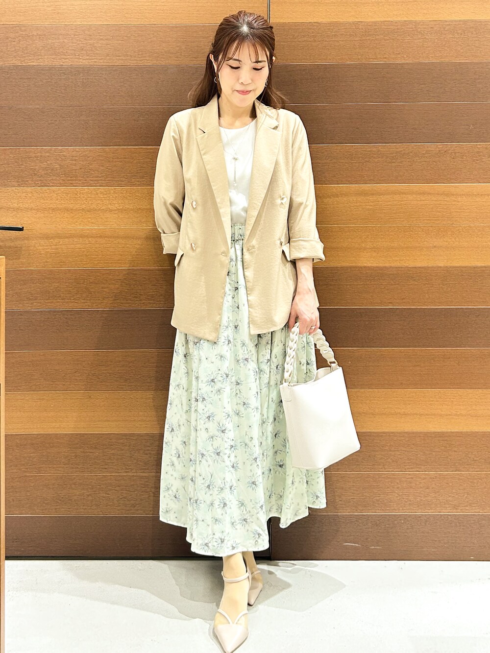 ベージュ系のパンプス、ベージュ系のトートバッグ、ホワイト系のシャツ/ブラウスを着用したレディースの春コーディネートの8枚目の写真