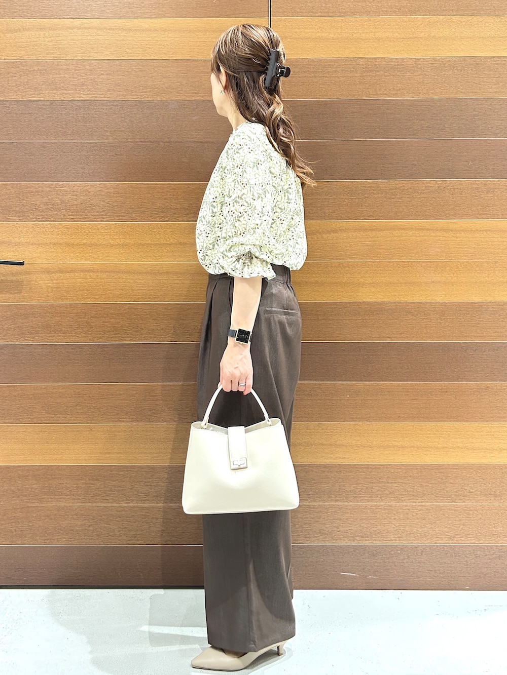 ベージュ系のシャツ/ブラウス、ブラウン系のその他パンツ、ベージュ系のトートバッグを着用したレディースの秋コーディネートの4枚目の写真