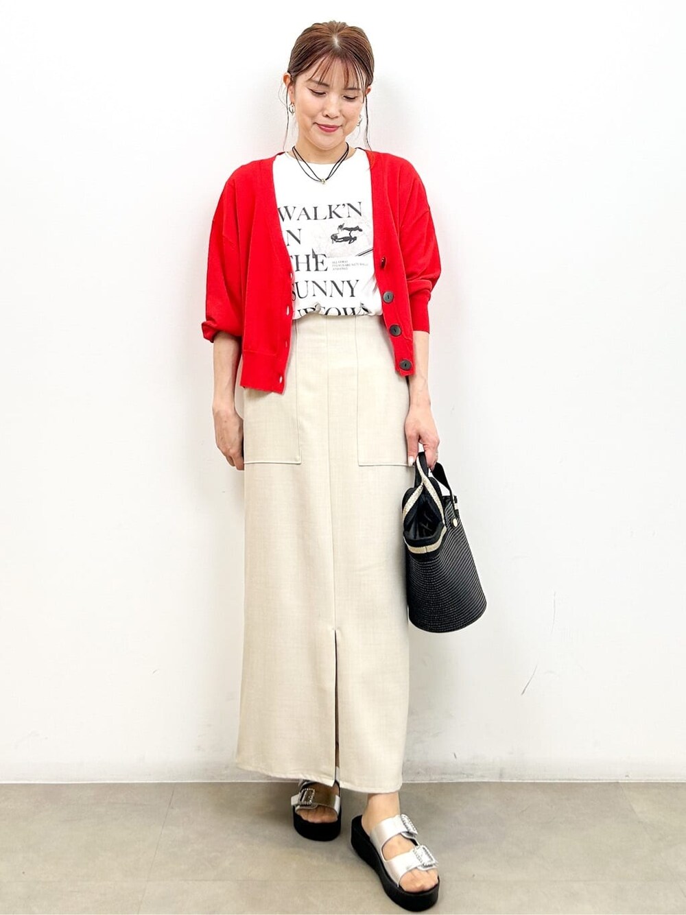 レッド系のカーディガン/ボレロ、ホワイト系のTシャツ/カットソー、ブラウン系のその他パンツを着用したレディースの夏コーディネートの9枚目の写真