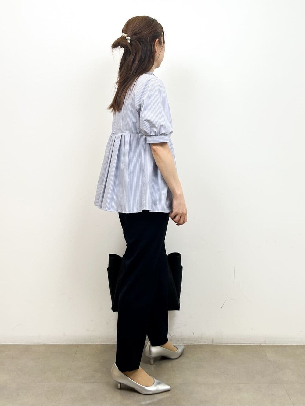 ブルー系のシャツ/ブラウス、ブルー系のその他パンツ、ブラック系のトートバッグを着用したレディースの夏コーディネートの6枚目の写真