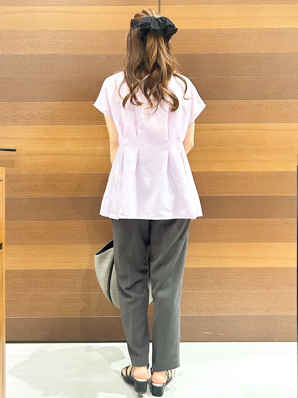 グレー系のその他パンツ、ブラック系のサンダル、グレー系のトートバッグを着用したレディースの春コーディネートの7枚目の写真