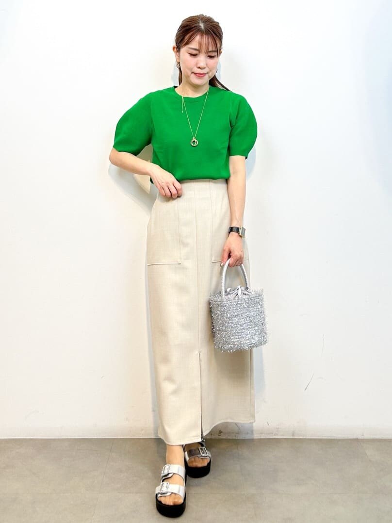ブルー系のシャツ/ブラウス、ベージュ系のスカート、ベージュ系のショルダーバッグを着用したレディースの春コーディネートの8枚目の写真