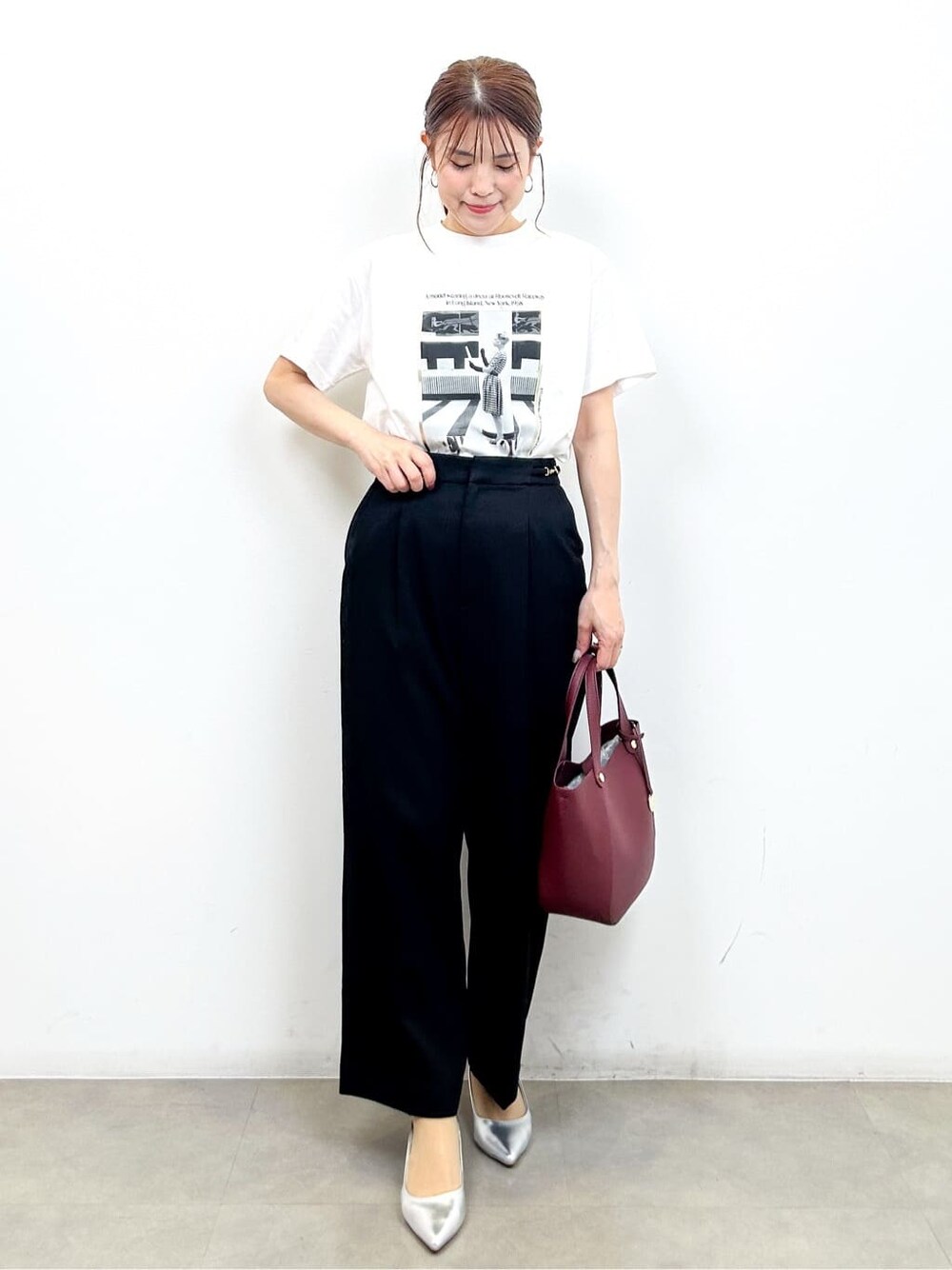ホワイト系のTシャツ/カットソー、ブラック系のその他パンツ、レッド系のトートバッグを着用したレディースの夏コーディネートの3枚目の写真