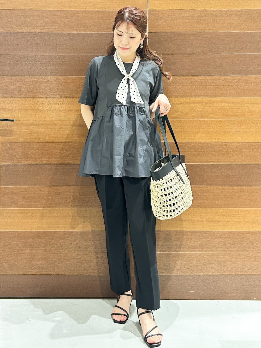 グレー系のTシャツ/カットソー、ブラック系のその他パンツ、ブラウン系のトートバッグを着用したレディースの春コーディネートの3枚目の写真