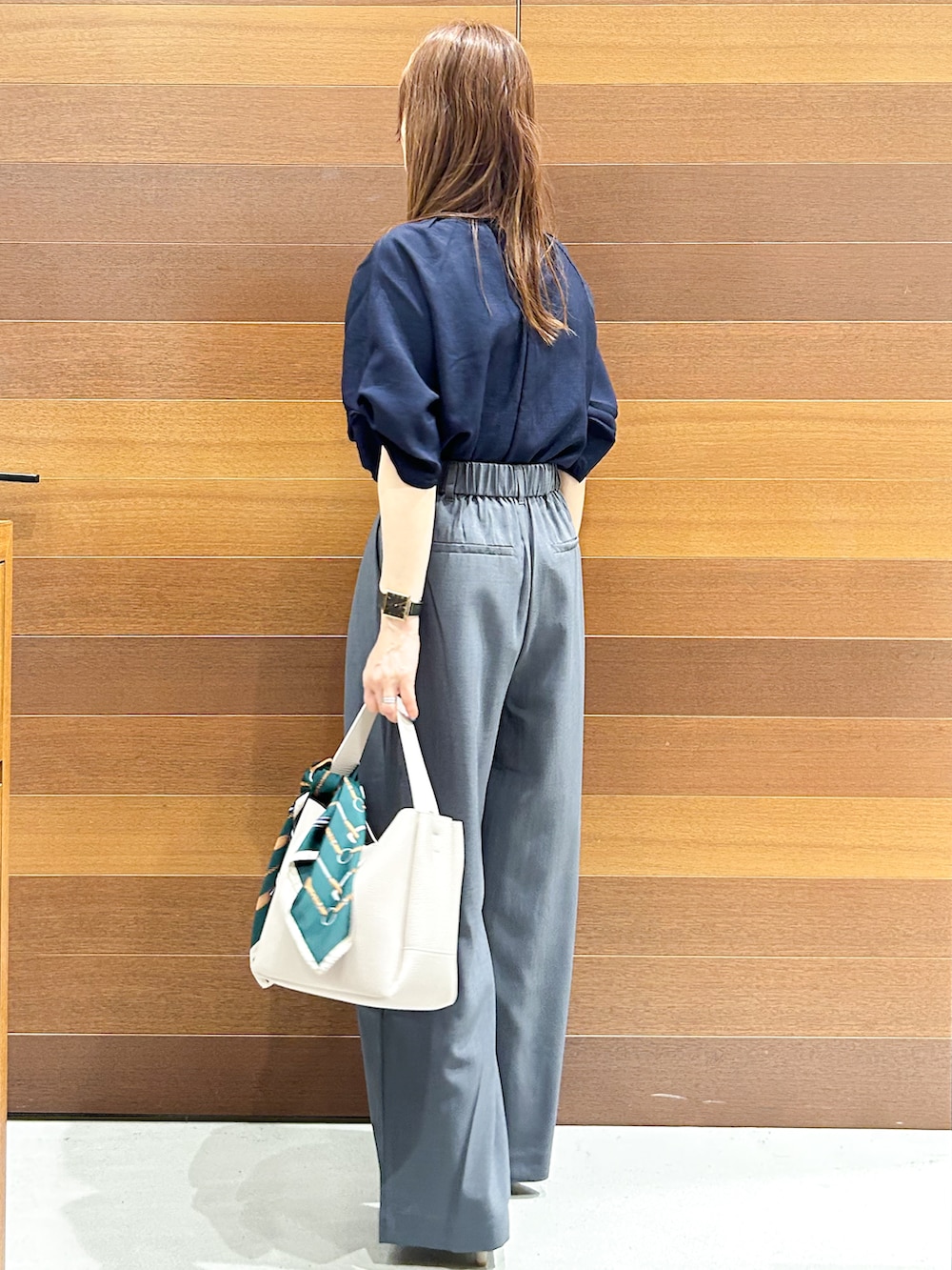 ブルー系のシャツ/ブラウス、グレー系のその他パンツ、グレー系のトートバッグを着用したレディースの夏コーディネートの5枚目の写真