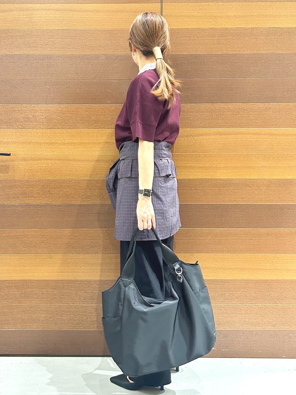 レッド系のニット/セーター、レッド系のシャツ/ブラウス、ブラック系のその他パンツを着用したレディースの秋コーディネートの5枚目の写真