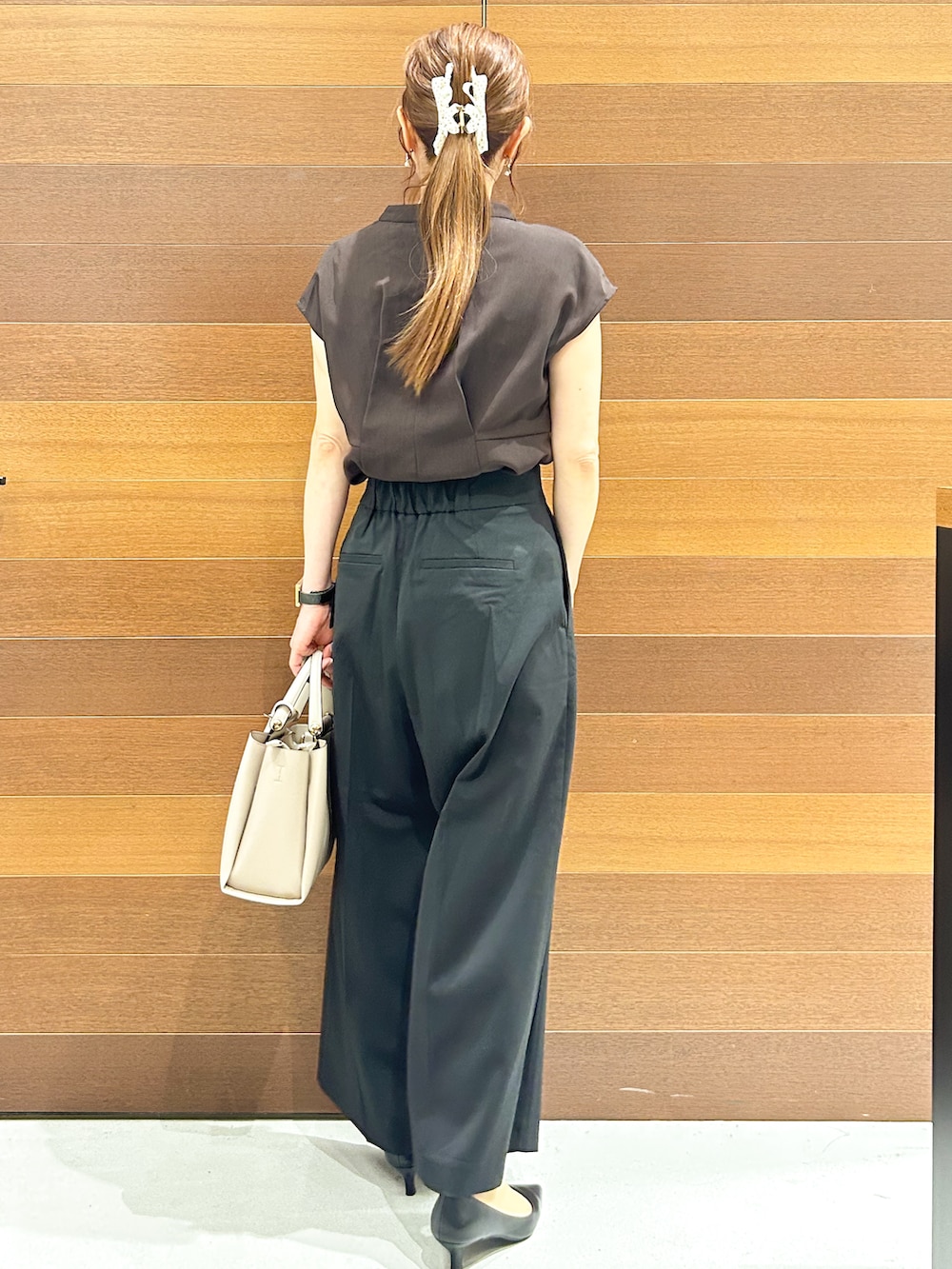 ブラウン系のシャツ/ブラウス、ブラック系のその他パンツ、ベージュ系のトートバッグを着用したレディースの夏コーディネートの6枚目の写真
