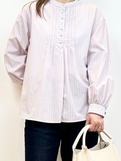 パープル系のシャツ/ブラウス、ブルー系のその他パンツ、ホワイト系のトートバッグを着用したレディースの春コーディネートの2枚目の写真