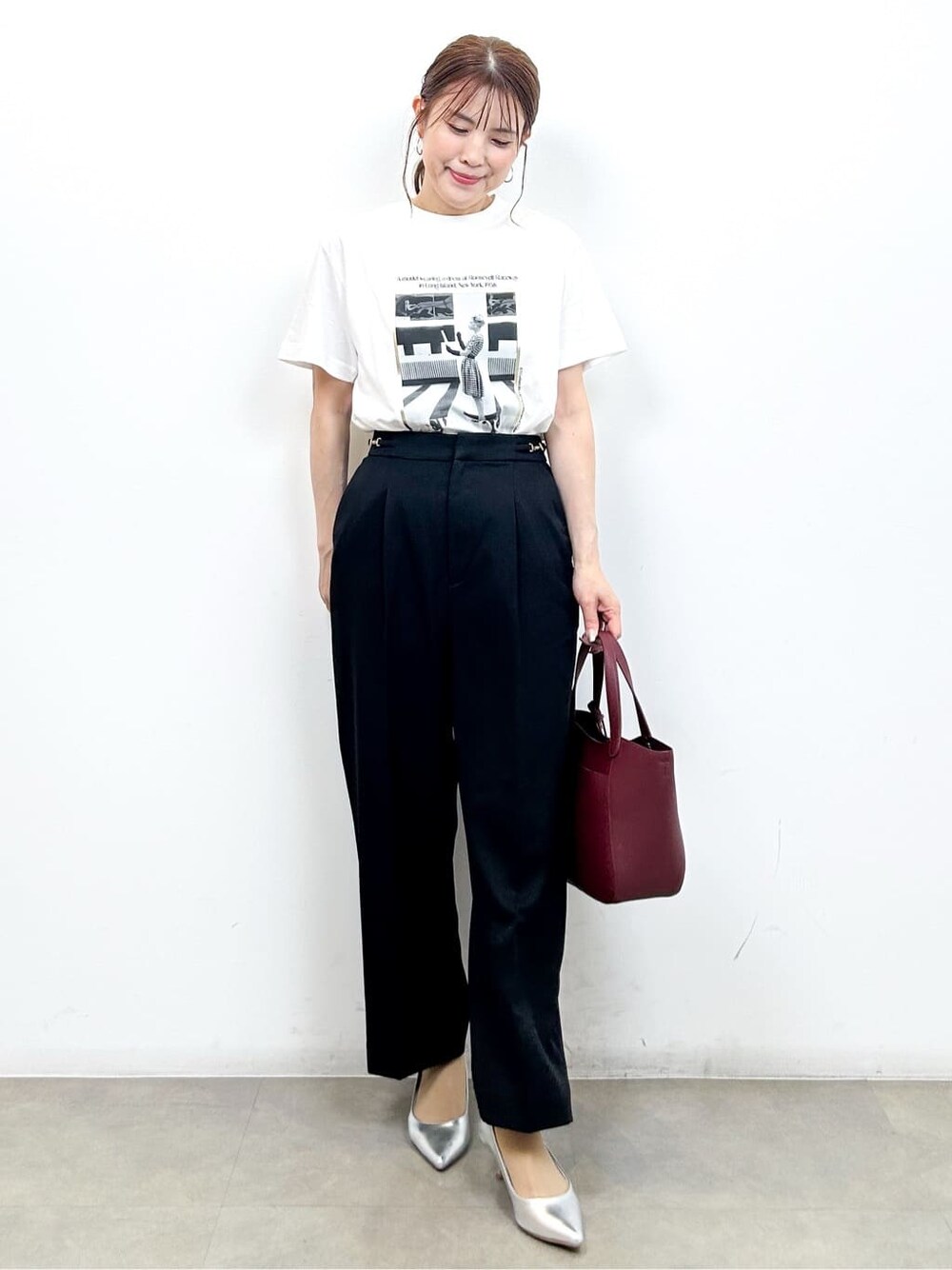 ホワイト系のTシャツ/カットソー、ブラック系のその他パンツ、レッド系のトートバッグを着用したレディースの夏コーディネートの5枚目の写真