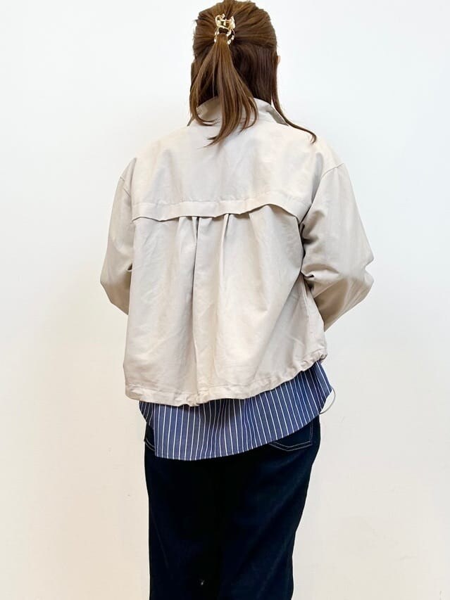 ベージュ系のブルゾン、ブルー系のシャツ/ブラウス、ブルー系のその他パンツを着用したレディースの春コーディネートの4枚目の写真