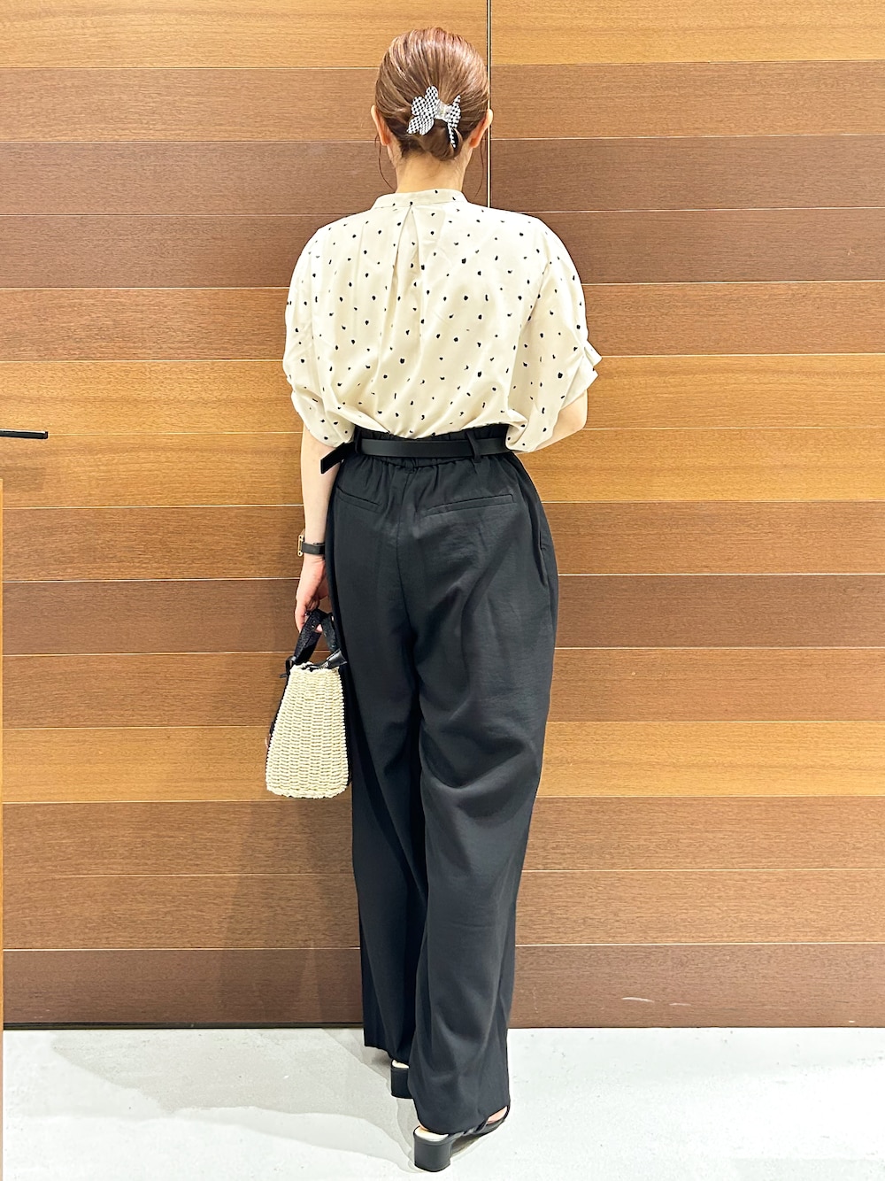ベージュ系のシャツ/ブラウス、ブラック系のその他パンツ、ブラック系のトートバッグを着用したレディースの夏コーディネートの4枚目の写真