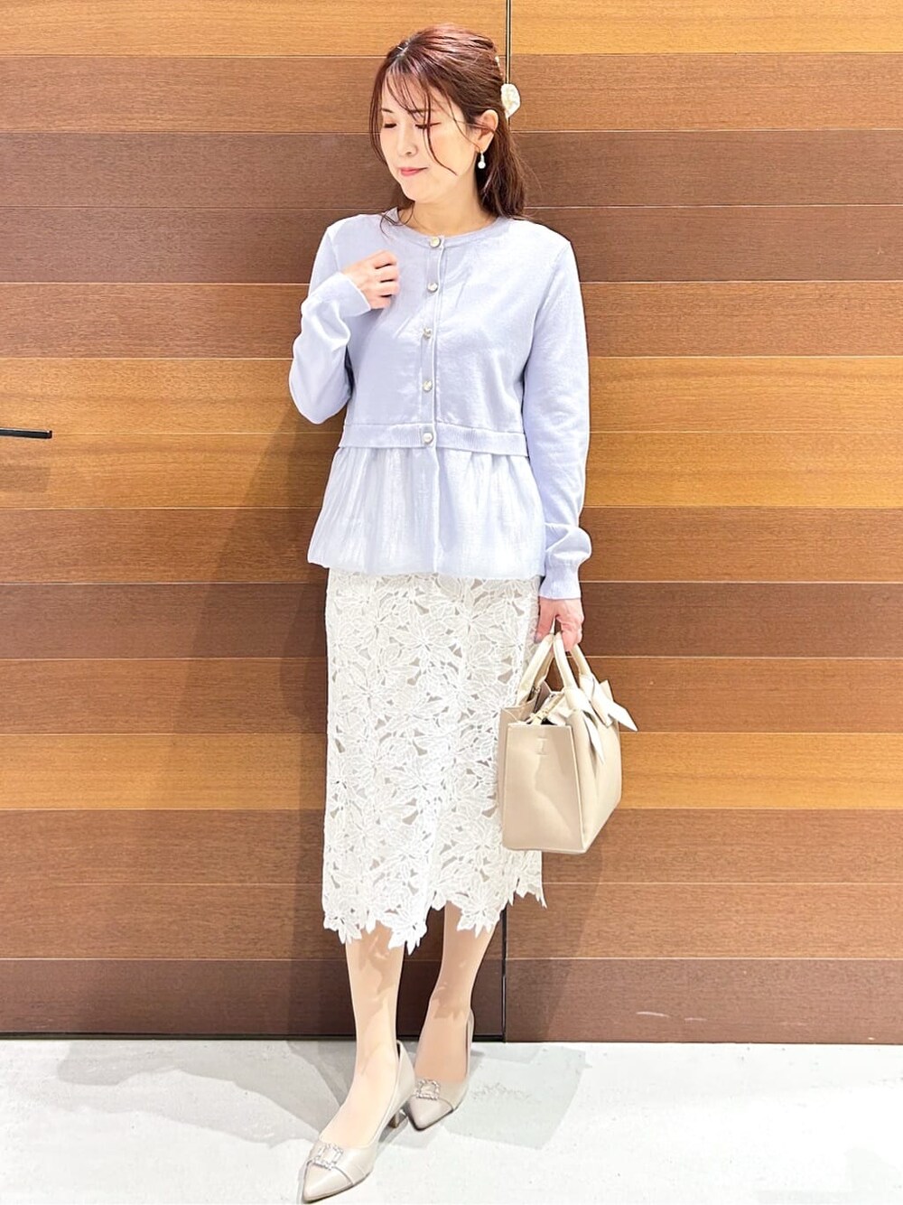 ベージュ系のパンプス、ブルー系のシャツ/ブラウス、ホワイト系のスカートを着用したレディースの春コーディネートの3枚目の写真