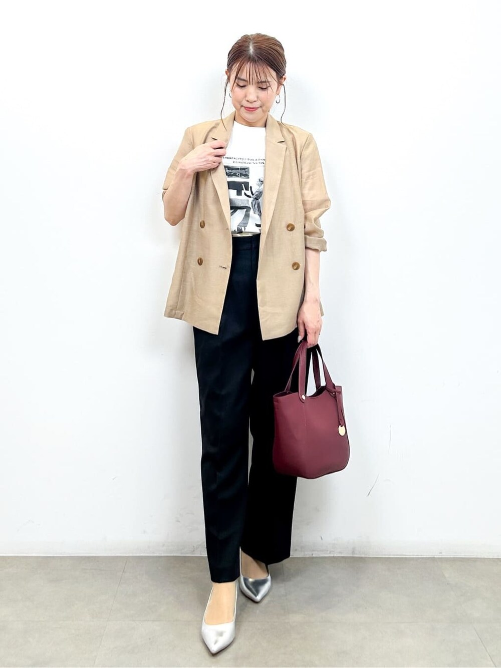 ホワイト系のTシャツ/カットソー、ブラック系のその他パンツ、レッド系のトートバッグを着用したレディースの夏コーディネートの9枚目の写真