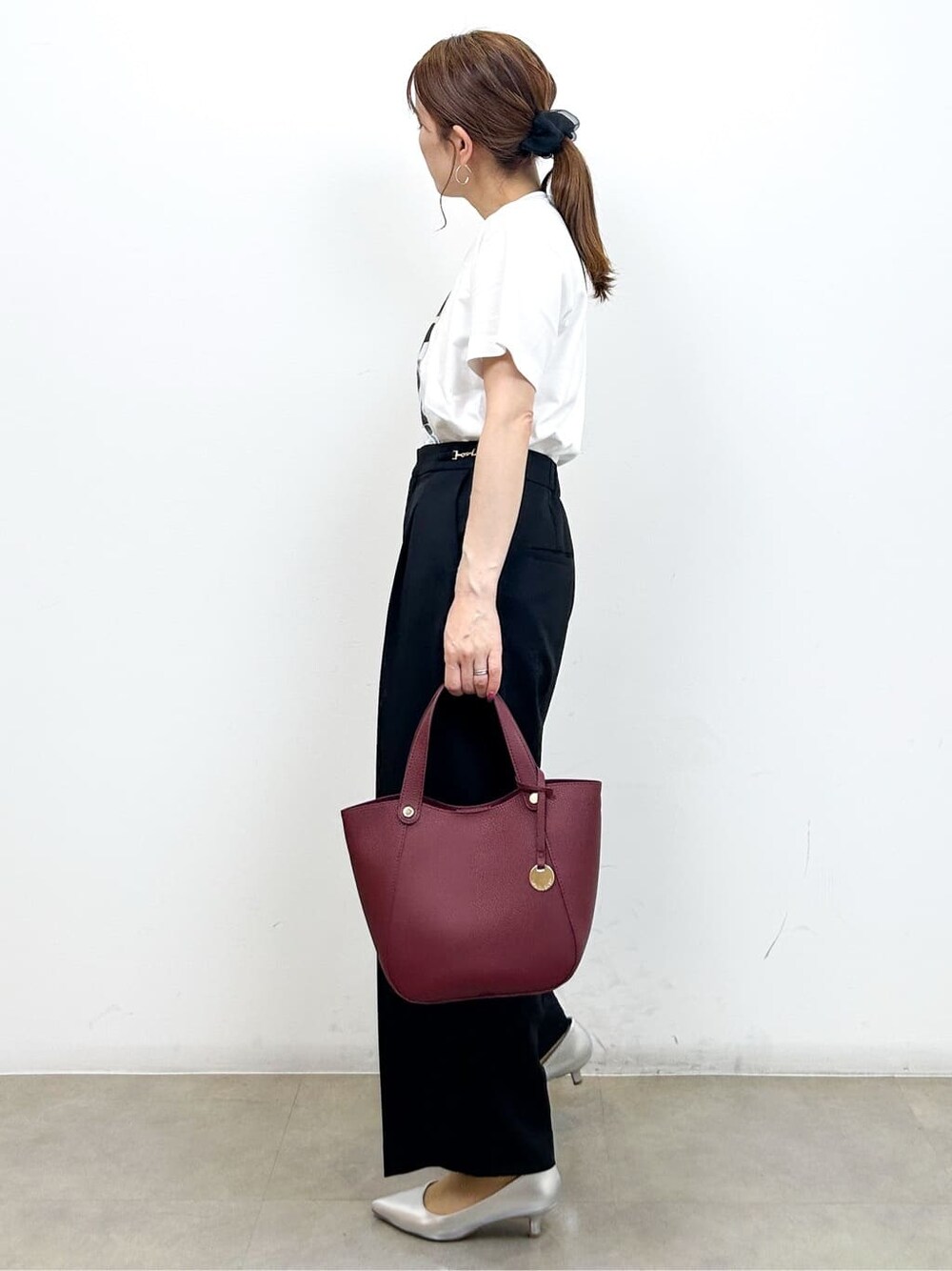 ホワイト系のTシャツ/カットソー、ブラック系のその他パンツ、レッド系のトートバッグを着用したレディースの夏コーディネートの7枚目の写真